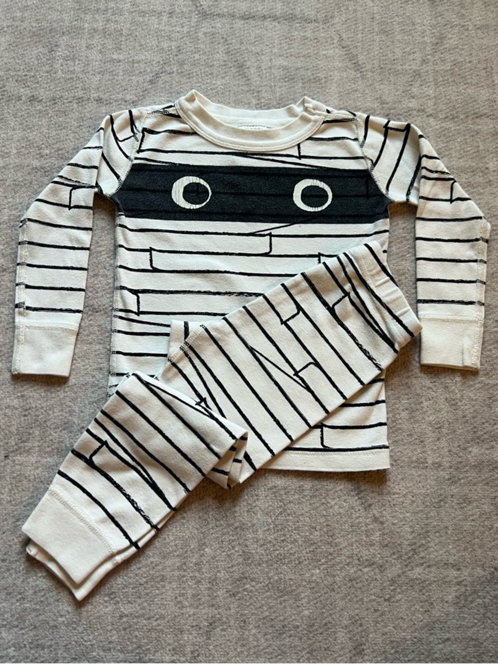 Hanna Andersson Long Sleeved Pajama Set in Mischievous Mummy (3T)